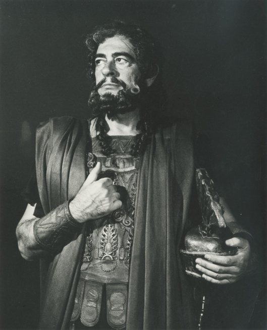 Ο Θάνος Κωτσόπουλος ως Αγαμέμνων στην παράσταση του Αλέξη Μινωτή (Εθνικό Θέατρο 1965-7). Αρχείο Εθνικού Θεάτρου