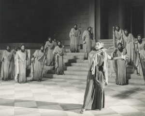 Ο χορός και η Κασσάνδρα στην παράσταση του Δημήτρη Ροντήρη (1954). Αρχείο Εθνικού Θεάτρου