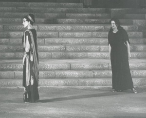 Κλυταιμήστρα (Κάκια Παναγιώτου) και Ηλέκτρα (Άννα Συνοδινού) στην παράσταση του Τάκη Μουζενίδη (1961)